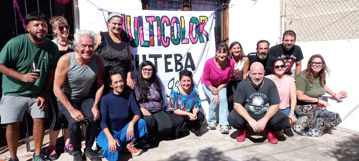 El equipo completo, todos juntos frente a la bandera