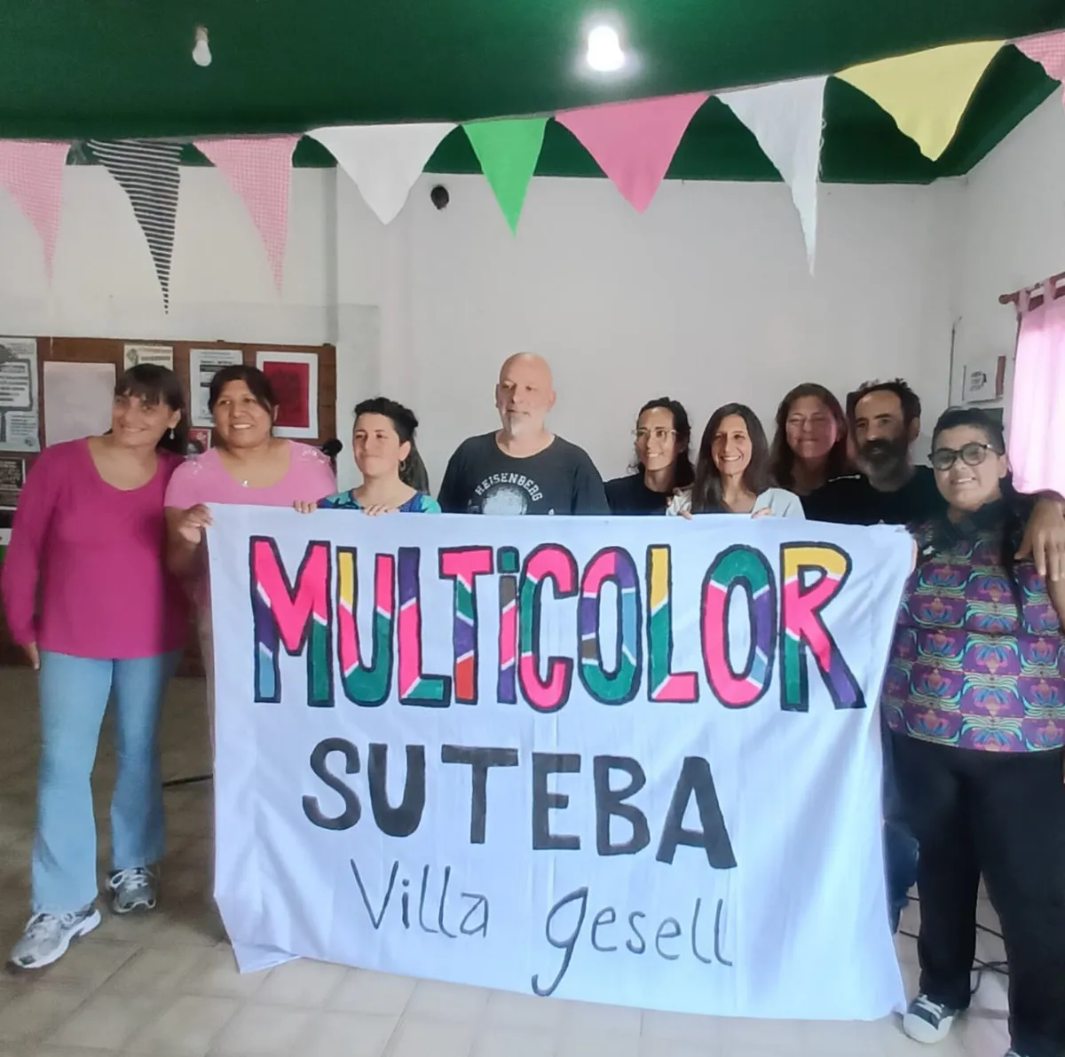 Foto grupal con toda la concurrencia y la bandera