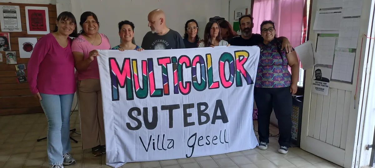 Grupo con la bandera Multicolor en el interior