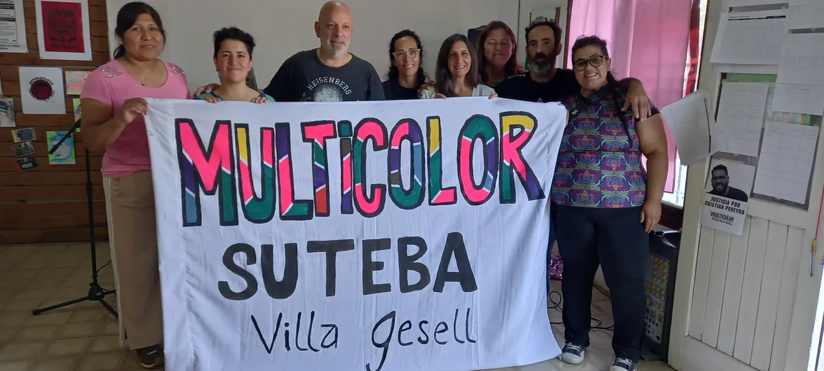 Grupo cercano con la bandera en el interior del centro cultural