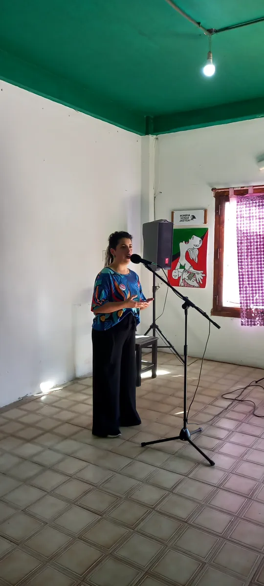 Lola Paluci Arias presentando la lista con micrófono