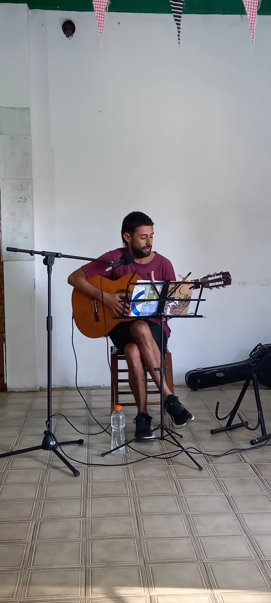 Músico tocando la guitarra en vivo