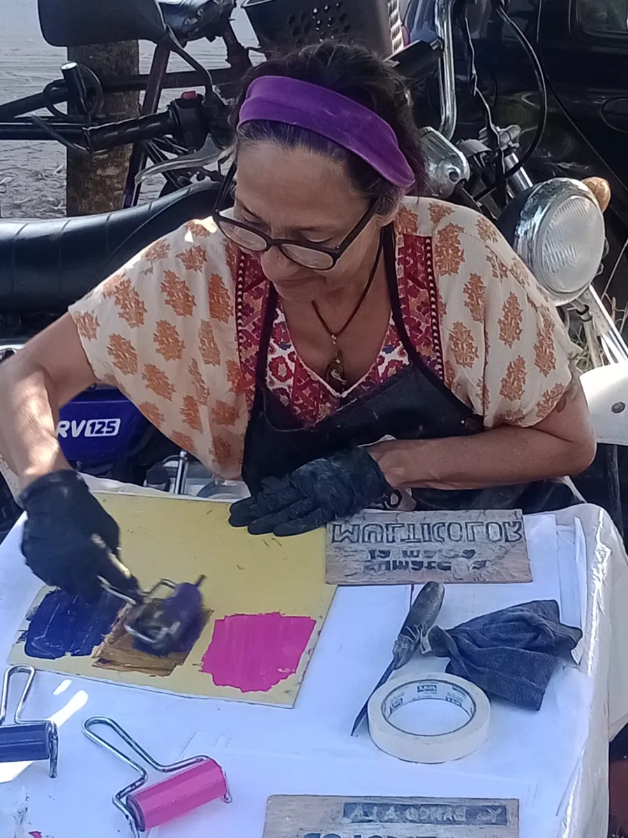 Artista realizando grabado artesanal Multicolor