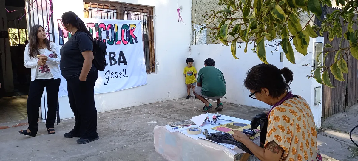 Patio del centro cultural con artista trabajando