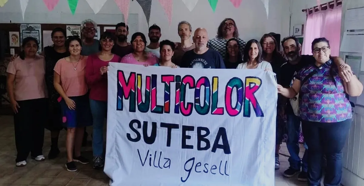 Grupo con la bandera Multicolor adentro del centro cultural