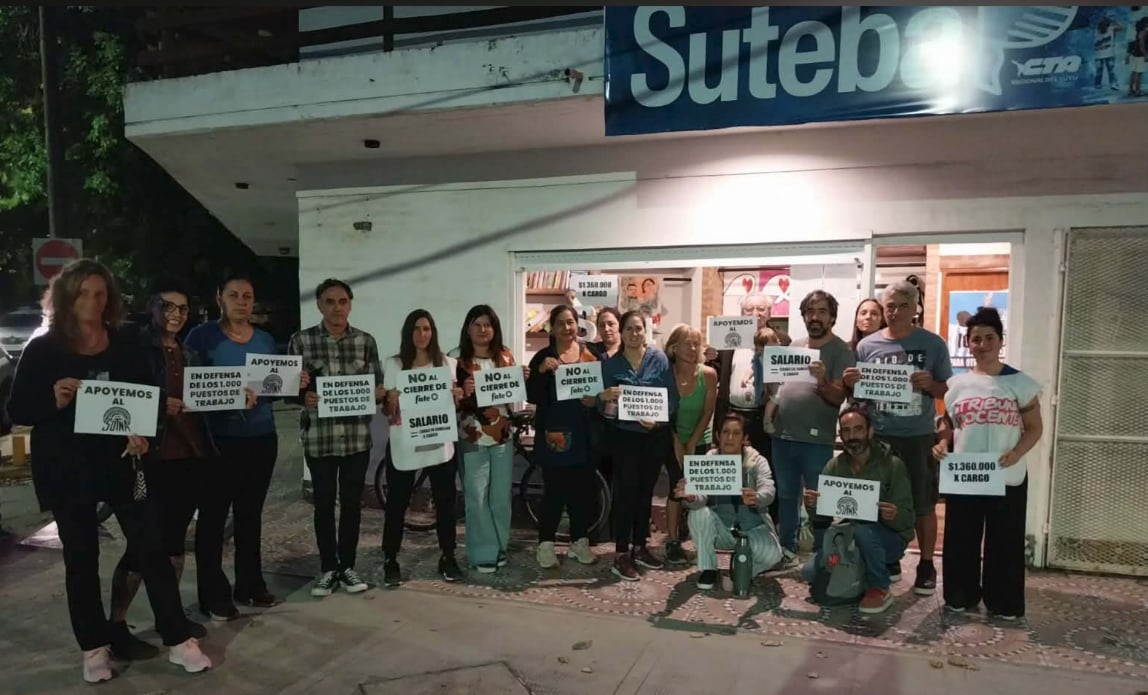 Grupo docente en protesta frente al edificio de SUTEBA Villa Gesell