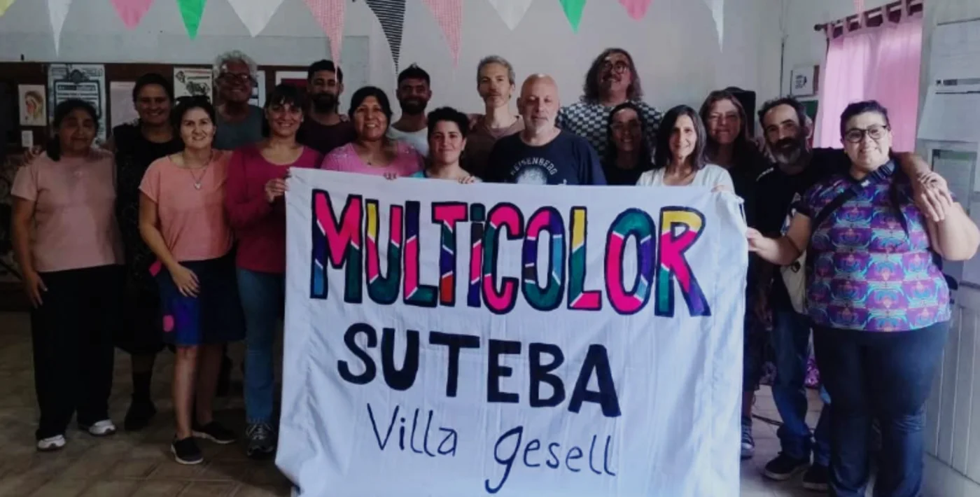 El equipo de la Multicolor Rosa Esmeralda de SUTEBA Villa Gesell con la bandera MULTICOLOR