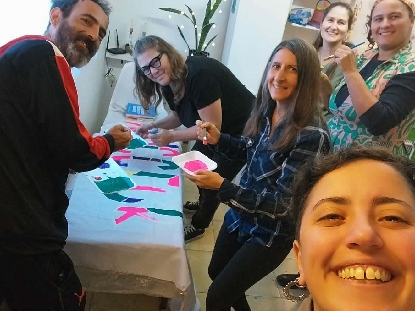 El equipo de la Lista Multicolor pintando la bandera juntos