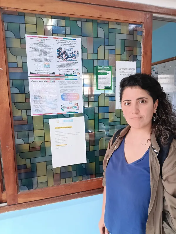 Docentes leyendo el volante con las propuestas del Multicolor