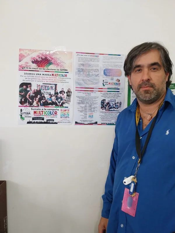 Afiche de campaña del Multicolor pegado a la vista en una escuela