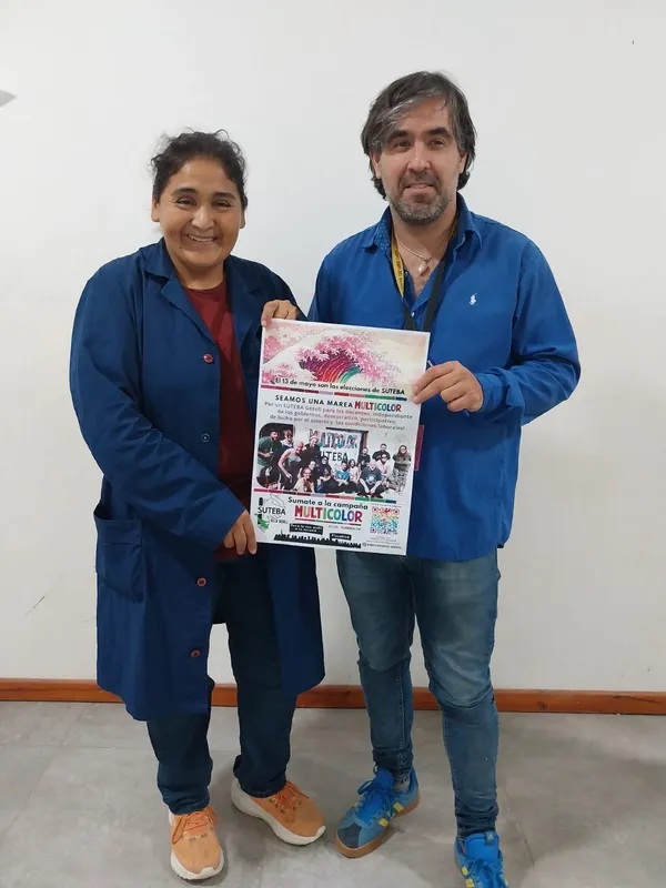 Compañeras del Multicolor conversando con docentes en el pasillo
