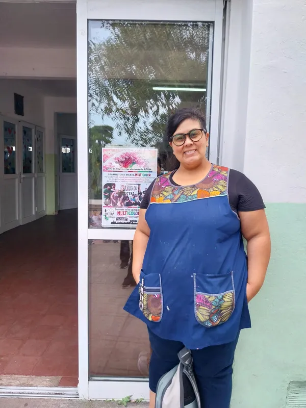 Volante y afiche del Multicolor sobre una mesa de escuela